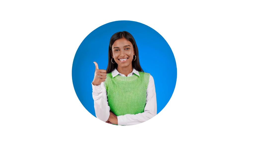 Mulher sorrindo segurando um cartão